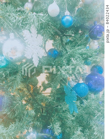 ブルー系のクリスマスツリー ブルー系のクリスマスツリー 84022434