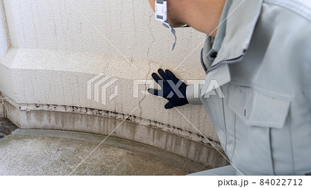 外壁の劣化・ひび割れを点検する作業員 外壁の劣化・ひび割れを点検する作業員 84022712