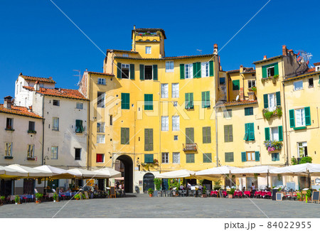 Piazza dell Anfiteatro square in circus yard of medieval town Lucca historical centre 84022955