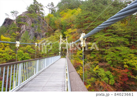 紅葉の瀬戸合峡と渡らっしゃい吊橋／栃木県日光市川俣 84023661