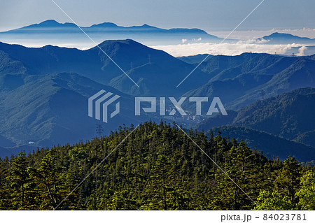 夏の苗場山・神楽ノ峰の稜線から見る朝もやの赤城山 84023781