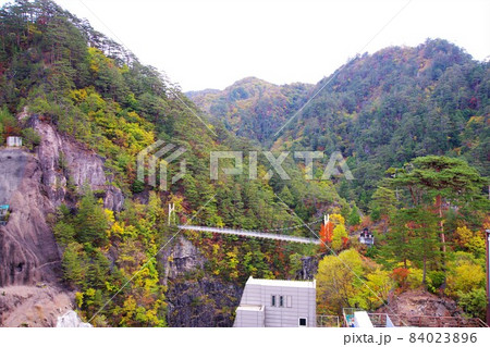 紅葉の瀬戸合峡と渡らっしゃい吊橋/栃木県日光市川俣 紅葉の瀬戸合峡と渡らっしゃい吊橋/栃木県日光市川俣 84023896