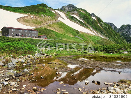 剱岳登山者の定番基地 剣山荘と剱岳 剱岳登山者の定番基地 剣山荘と剱岳 84025605