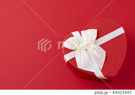 ハート型のギフトボックス バレンタインイメージ ハート型のギフトボックス バレンタインイメージ 84025945