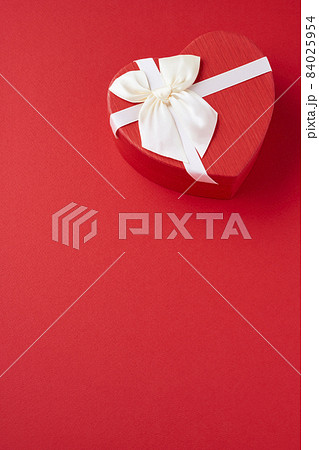 ハート型のギフトボックス　バレンタインイメージ 84025954