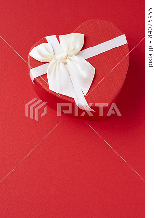 ハート型のギフトボックス　バレンタインイメージ 84025955