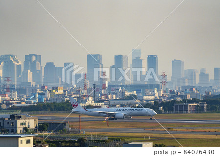 空港の風景 離陸中の飛行機と大阪市街 大阪府豊中市 空港の風景 離陸中の飛行機と大阪市街 大阪府豊中市 84026430