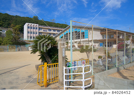 【廃校】福山市立千年小学校の正門と校庭 広島県福山市 【廃校】福山市立千年小学校の正門と校庭 広島県福山市 84026452