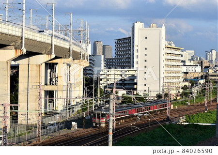 東海道本線と山陽新幹線　特急離合の瞬間 84026590