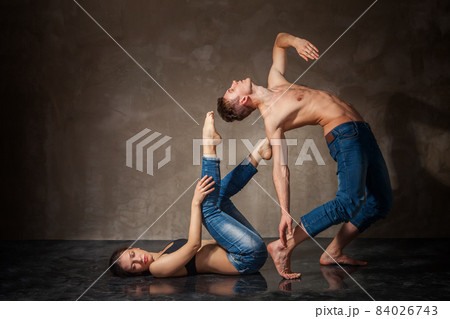 Modern style Man and woman in passionate dance 84026743
