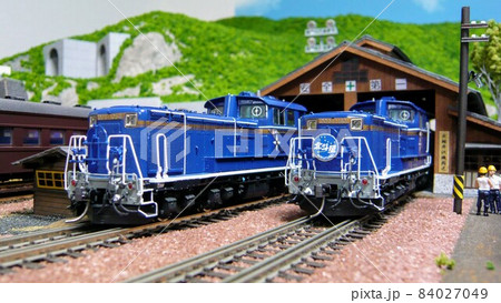 機関庫から出発するディーゼル機関車ジオラマ 84027049