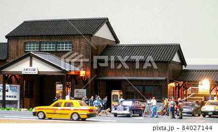 木造駅舎の駅前風景ジオラマ 84027144