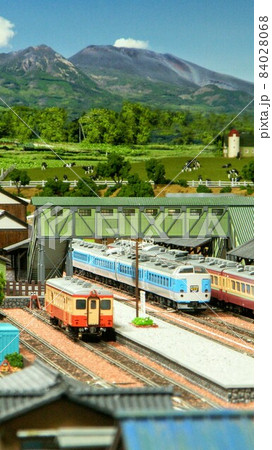 高原の駅と列車の風景ジオラマ 84028068