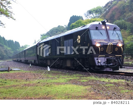 豪華列車 ななつ星 ループ線大畑駅の朝 豪華列車 ななつ星 ループ線大畑駅の朝 84028211