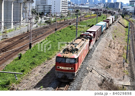 大阪の高層ビル群を背景に北方貨物線を進む 84029898