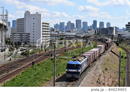 大阪の高層ビル群を背景に北方貨物線を進む 84029905