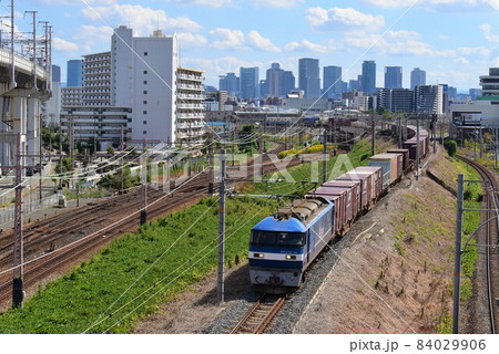 大阪の高層ビル群を背景に北方貨物線を進む 大阪の高層ビル群を背景に北方貨物線を進む 84029906