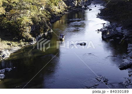 長瀞荒川、青空を背景に金石水管橋から上流方向を見る 長瀞荒川、青空を背景に金石水管橋から上流方向を見る 84030189