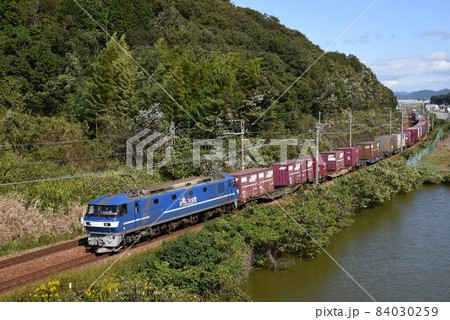 山陽本線　たつの市を行く長大貨物列車 84030259