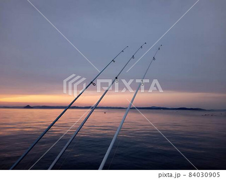 穏やかな瀬戸内の釣り、夕闇迫る 穏やかな瀬戸内の釣り、夕闇迫る 84030905