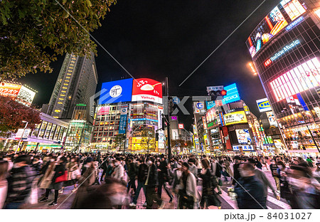 日本の東京都市景観 再び感染拡大の予兆…窓を閉めた満員電車が…。渋谷は脅威の人流＝11月17日 84031027
