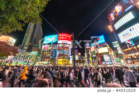 日本の東京都市景観 再び感染拡大の予兆…窓を閉めた満員電車が…。渋谷は脅威の人流＝11月17日 84031029