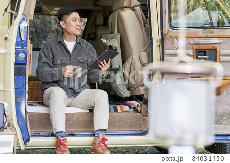 若い男 若い男性 キャンプ 84031450