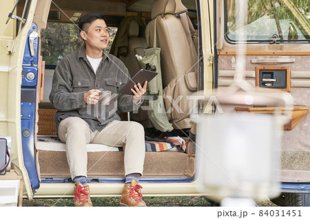 若い男 若い男性 キャンプ 84031451