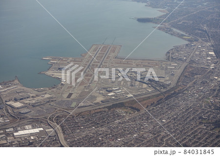 上空から見たサンフランシスコ国際空港 84031845