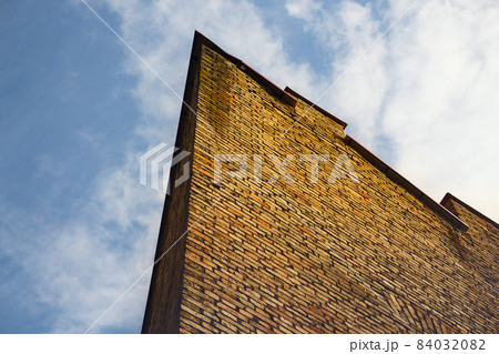 Brick wall building corner angle on blue sky background Brick wall building corner angle on blue sky background 84032082