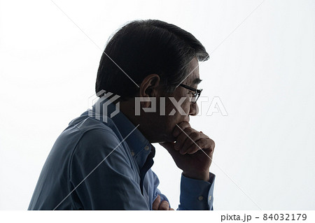 シニア男性　悩む　シルエット 84032179