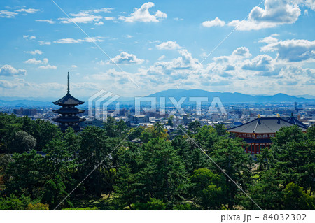 奈良県庁より興福寺　五重塔を望む 84032302