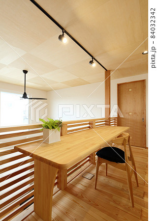 デザイナーズハウス お洒落な2階の廊下とホール 84032342