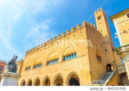 Palazzo dell'Arengo palace building with tower and Pope Paul V statue on Piazza Cavour square in old historical touristic city centre Rimini with blue sky background, Emilia-Romagna, Italy Palazzo dell'Arengo palace building with tower and Pope Paul V statue on Piazza Cavour square in old historical touristic city centre Rimini with blue sky background, Emilia-Romagna, Italy 84032488