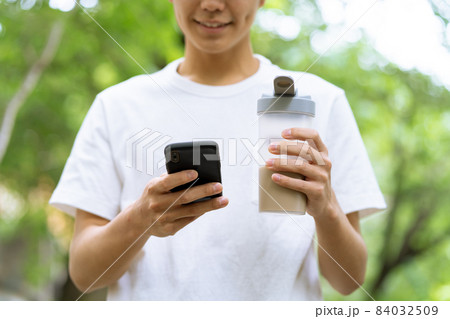 プロテイン　スマホ　若い男性 84032509