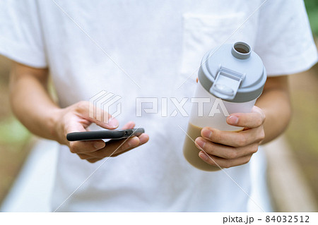 プロテイン　スマホ　若い男性 84032512