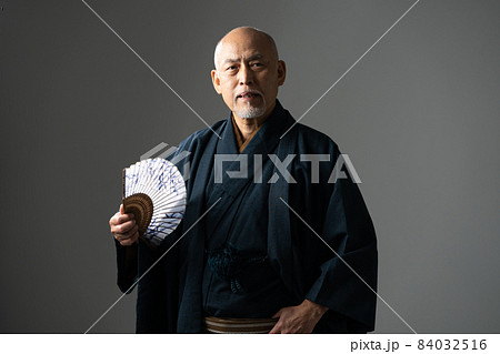 和服　シニア男性　着物　扇子 84032516