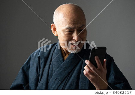 和服　シニア男性　着物　スマホ 84032517
