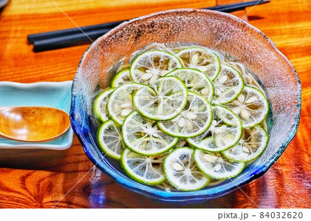 すだちが沢山のった和風蕎麦 すだちが沢山のった和風蕎麦 84032620