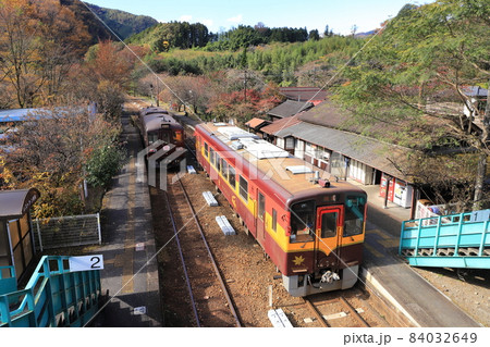 わたらせ渓谷鐵道「跨線橋から見た11月上旬の神戸駅」 わたらせ渓谷鐵道「跨線橋から見た11月上旬の神戸駅」 84032649