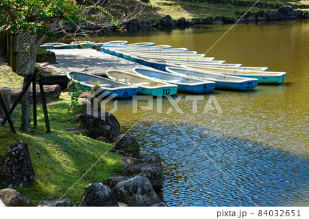 奈良公園の池とレジャーボート 84032651