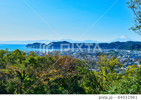 鎌倉 妙法寺の大塔宮御墓から見える美しい富士山と海 84032961
