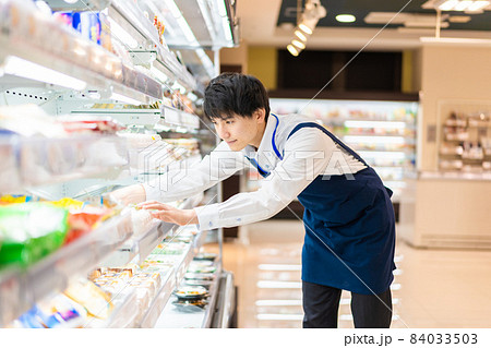 食品スーパーで品出しをする若いスタッフ 84033503