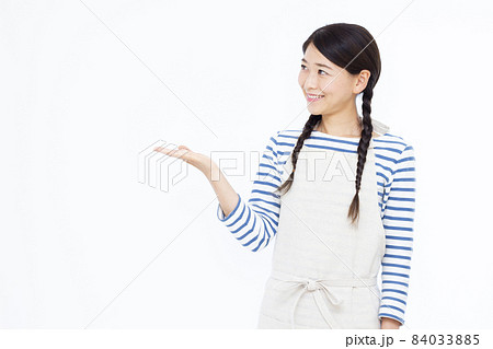 紹介をしている30代の主婦 84033885