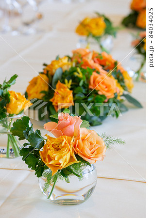 オレンジと黄色のバラ テーブル装花の写真素材