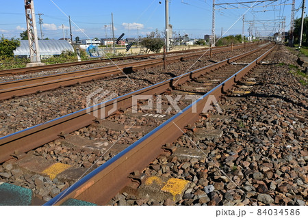 鉄道のレールと踏切付近 鉄道のレールと踏切付近 84034586