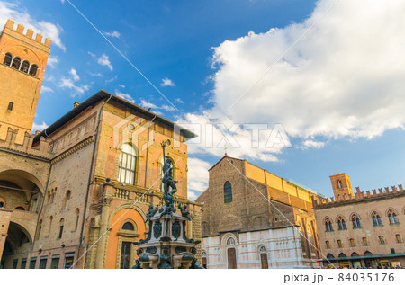Neptune Fountain Fontana del Nettuno, Palazzo Re Enzo palace and Basilica di San Petronio church building 84035176