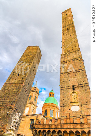 Two medieval towers of Bologna Le Due Torri: Asinelli and Garisenda and Chiesa di San Bartolomeo Gaetano church Two medieval towers of Bologna Le Due Torri: Asinelli and Garisenda and Chiesa di San Bartolomeo Gaetano church 84035207