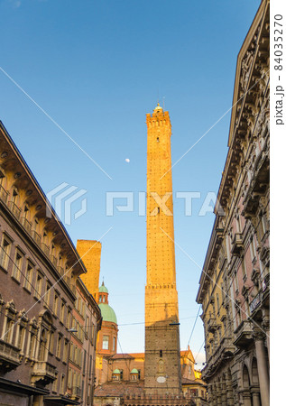 Two medieval towers of Bologna Le Due Torri: Asinelli and Garisenda and Chiesa di San Bartolomeo Gaetano church Two medieval towers of Bologna Le Due Torri: Asinelli and Garisenda and Chiesa di San Bartolomeo Gaetano church 84035270
