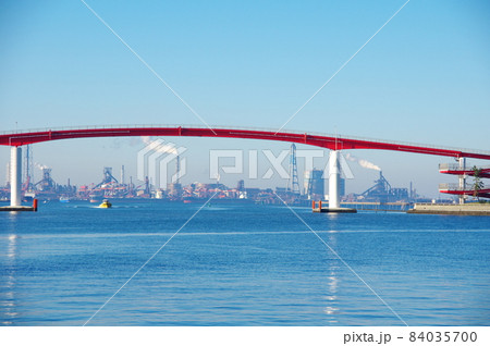 中の島大橋越しのコンビナート（千葉県木更津市） 84035700